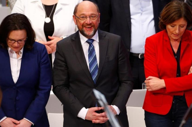 Schulz (centro), flanqueado por Andrea Nahles (izq), líder del grupo parlamentario del SPD, y Malu Dreyer, primera ministra de Renania-Palatinado, en el congreso en Bonn, el 21 de enero.-REUTERS / THILO SCHMUELGEN