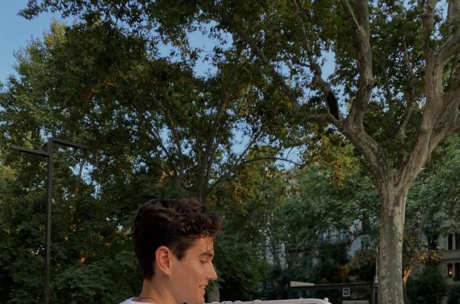 Álvaro Martínez, con camisetas que llevan sus diseños . HDS