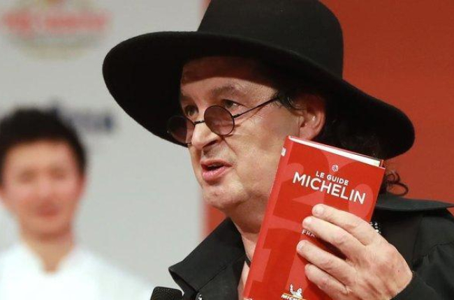 Marc Veyrat sostiene una guía Michelin, en febrero del 2018.-AFP / JACQUES DEMARTHON