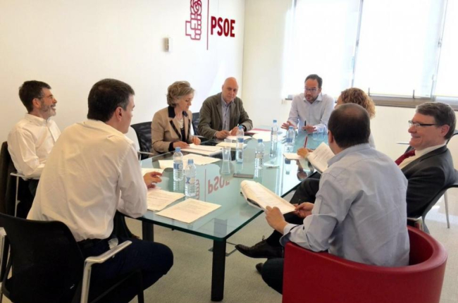 Pedro Sánchez y el equipo negociador del PSOE, reunidos para estudiar la propuesta de Compromís.-PSOE