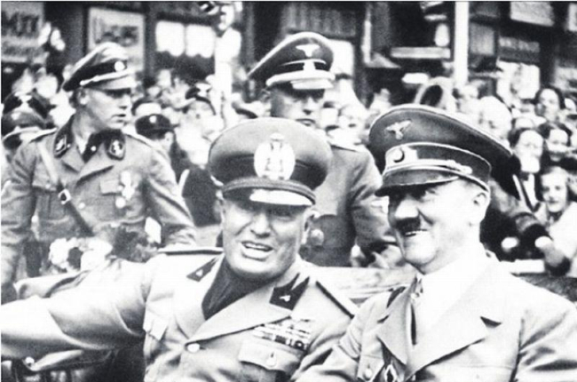 Hitler y Mussolini, en septiembre de 1938, en la frontera alemana, antes de la conferencia de Múnich.-