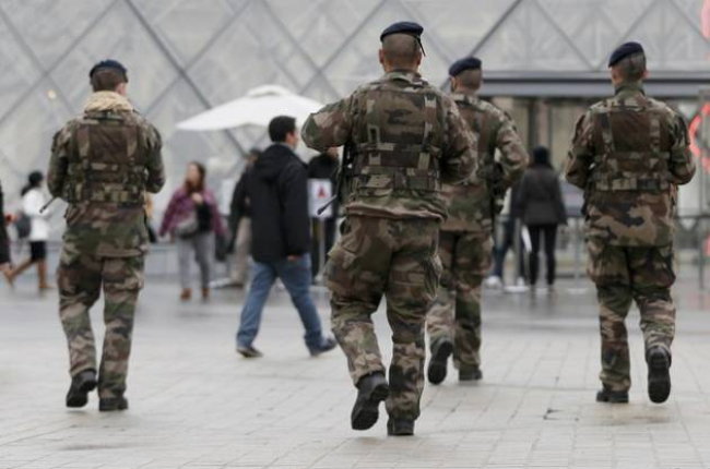 Soldados franceses patrulla, esta semana, en las inmediaciones del museo del Louvre, en París.-Foto:   GONZALO FUENTES / REUTERS