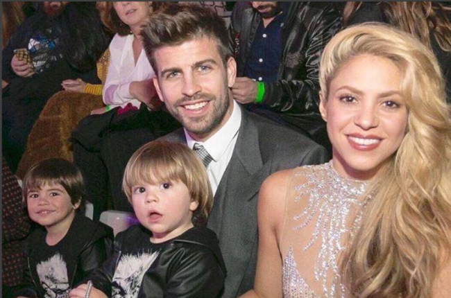 Gerard Piqué y Shakira con sus hijos, Milan (izquierda) y Sasha (derecha), en una foto de diciembre del 2016.-INSTAGRAM