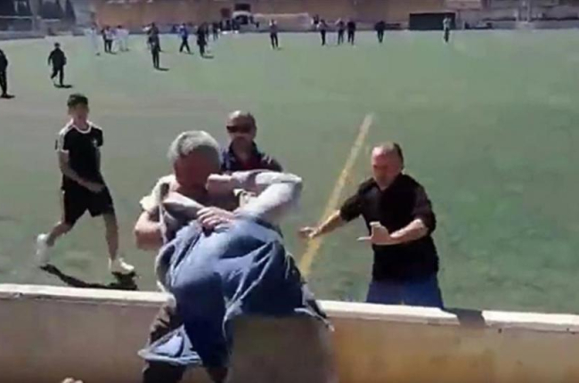 Una imagen de la pelea entre padres en el partido de infantiles en Mallorca-