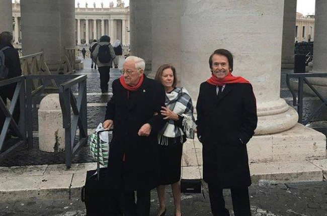 Raphael, junto a su esposa, Natalia Figueroa, y el padre Ángel, este lunes en Roma.-