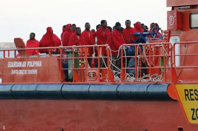 ARCHIVO / Un grupo de 33 inmigrantes de origen subsaharianos rescatados hace un mes en el puerto de Almería.-RICARDO GARCÍA