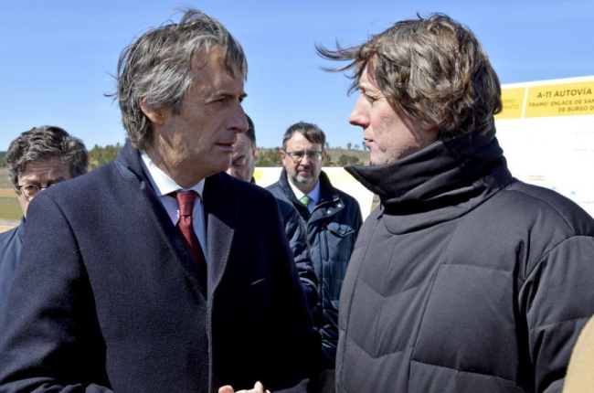 El ministro de Fomento, Íñigo de la Serna, con el alcalde, Carlos Martínez.-Valentín Guisande