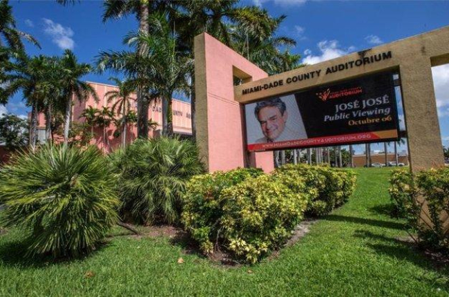 Homenaje póstumo al cantante mexicano José José en Miami.-EFE