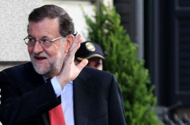 Mariano Rajoy saluda a la llegada al Congreso de lo Diputados, este miércoles 12 de julio.-JUAN MANUEL PRATS