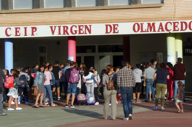 Alumnos de Ólvega a la entrada del colegio Virgen de Olmacedo en una imagen de archivo. HDS
