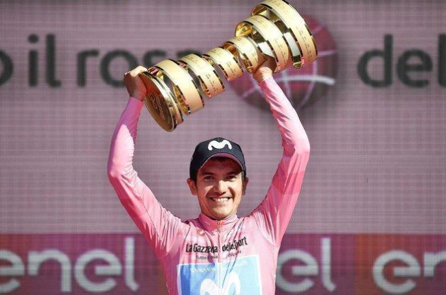 Richard Carapaz, en junio, con el trofeo como ganador del Giro.-FABIO LAPRESSE / DPA