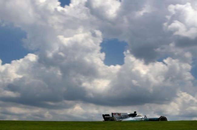 El campeón británico Lewis Hamilton y su Mercedes, bajo los nubarrones del Autódromo de Río de Janeiro.-GETTY / CLIVE MASON