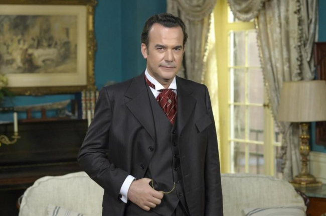 El actor gallego Manu Regueiro, que interpreta al militar Arturo Valverde en 'Acacias, 38'.-TVE