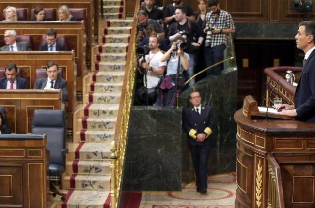 El candidato a presidente, Pedro Sánchez, habla en tribuna ante el escaño vacío de Mariano Rajoy.-DAVID CASTRO