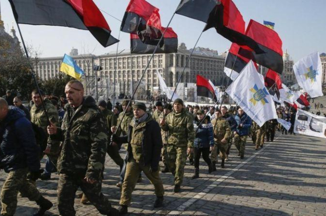 Veteranos del Ejército y civiles participan en la llamada Marcha de los Patriotas, en el tercer aniversario de la escalada de violencia en la plaza Maidan, en Kiev, este lunes.-EFE / SERGEY DOLZHENKO