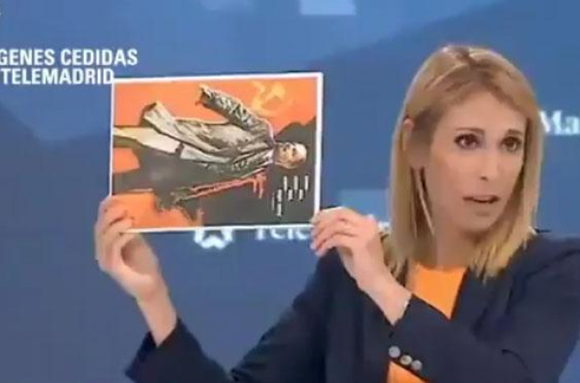 Silvia Saavedra (Ciudadanos) muestra una imagen de Lenin en el debate de Telemadrid. / TELEMADRID / TWITTER-TELEMADRID / TWITTER