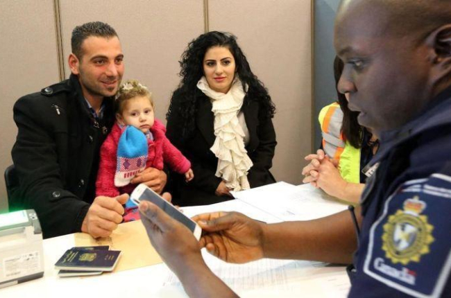 Una familia de refugiados sirios recién llegada al aeropuerto de Toronto (Canadá), en el 2015.-GETTY IMAGES / KENNETH ALLAN