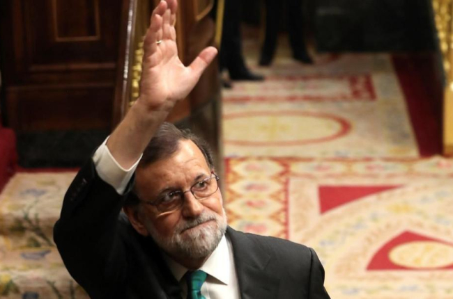 Rajoy, en el hemiciclo, tras el debate de la sesión matutina. / EFE / JJ GUILLEN-Rajoy, en el hemiciclo, tras el debate de la sesión matutina. / EFE / JJ GUILLEN