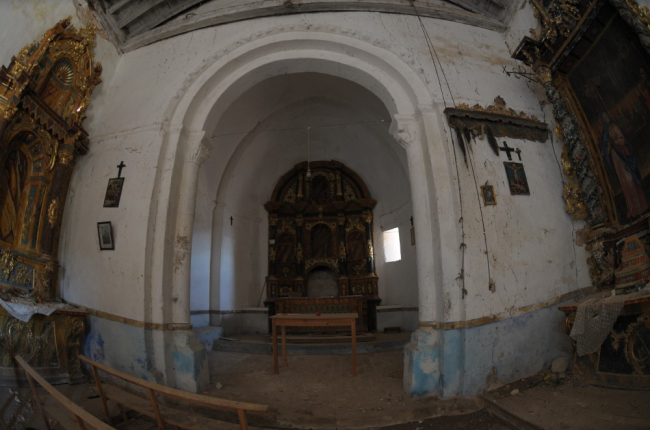 Interior de la iglesia de La Barbolla antes de producirse el robo y de la retirada de algunas piezas por parte del Obispado. MARIO TEJEDOR