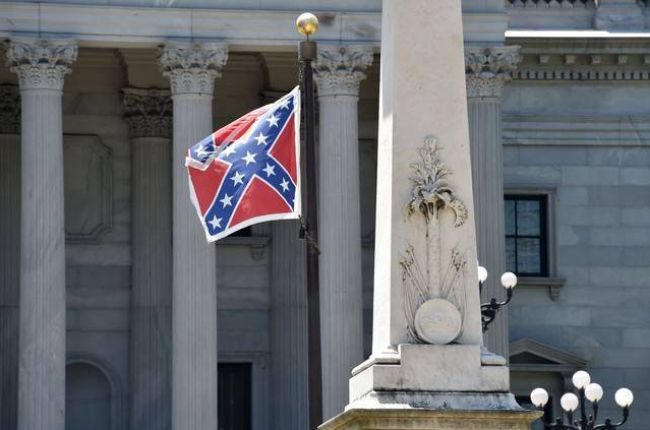 La bandera de la confederación en un monumento a las víctimas de la Guerra Civil Americana en Carolina del Sur.-Foto:   AFP / MLADEN ANTONOV