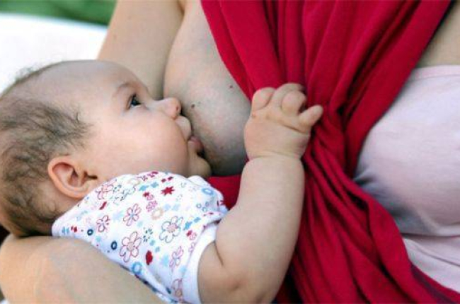 Una mujer, dando el pecho a su bebé.-Foto: ARCHIVO