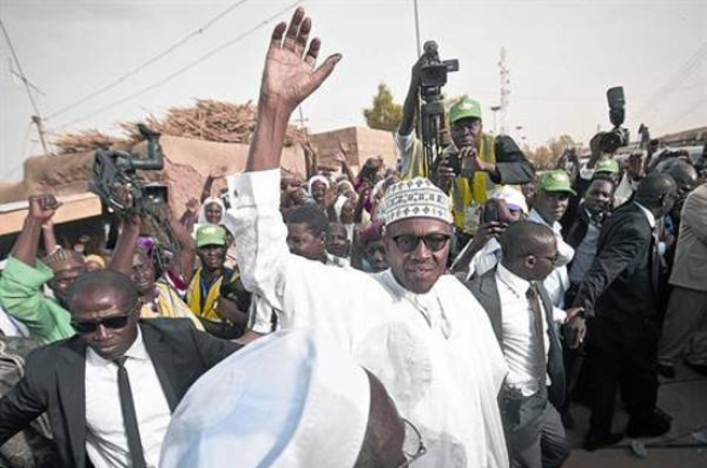 Muhammadu Buhari saluda a sus seguidores tras votar el sábado en la localidad de Daura.-Foto: AP / BEN CURTIS
