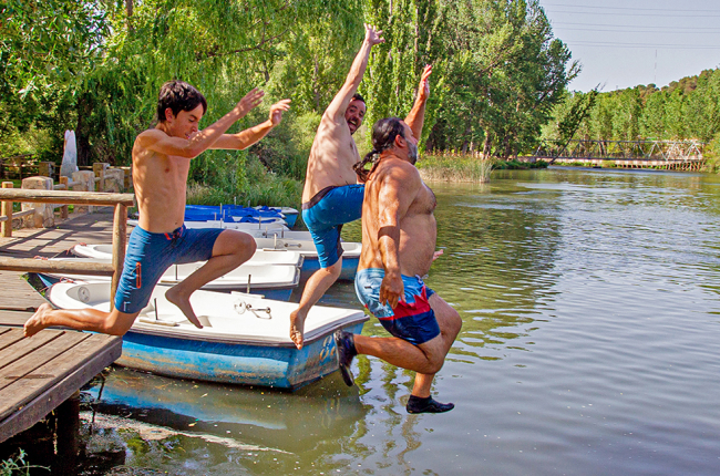 Unos jóvenes saltan al Duero para refrescarse. MARIO TEJEDOR