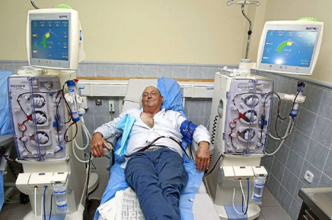 Luis, durante una de las sesiones de hemodiálisis a los que acude tres veces por semana en un centro de la capital vallisoletana.-JA
