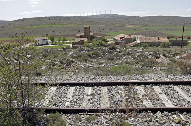 Tramo de la clausurada línea ferroviaria Soria-Castejón a su paso por la provincia. MARIO TEJEDOR