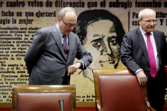 El gobernador del Banco de España, Luis María Linde, junto al presidente de la Comisión de Presupuestos del Senado, José Montilla.-JOSÉ LUIS ROCA