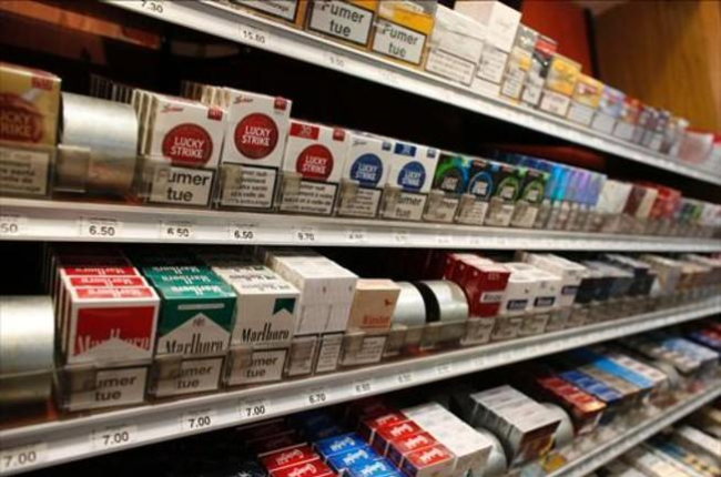 Estantería de un estanco de París, en marzo del 2015, llena de paquetes de cigarrillos de diferentes marcas.-AFP / THOMAS SAMSON
