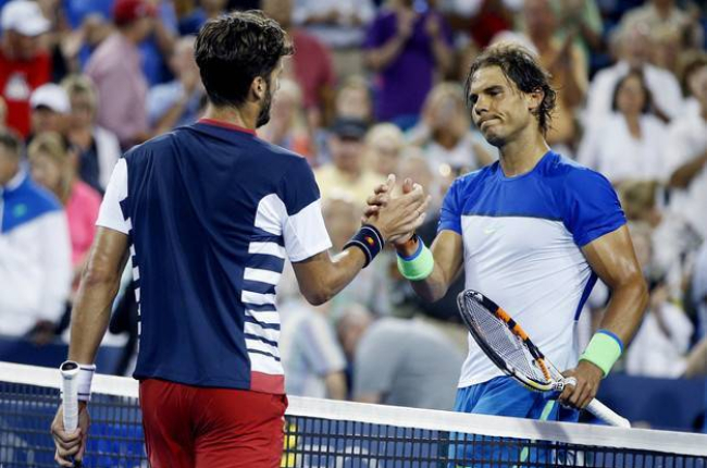 Rafa Nadal y Feliciano López se saludan tras el partido que ha ganado este último, en Cincinnati.-Foto: AP / JOHN MINCHILLO