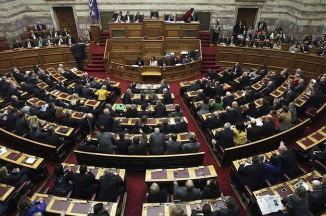 Diputados del Parlamento griego durante la votación por el presidente, el 23 de diciembre en Atenas.-Foto: EFE / SIMELA PANTZARTZI