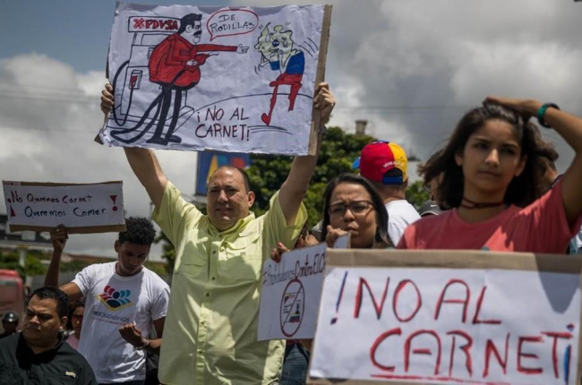 Manifestación contra la creación del carnet de la patria y otras medidas económicas impulsadas por Maduro, el pasado viernes, en Caracas.-MIGUEL GUTIÉRREZ (EFE)