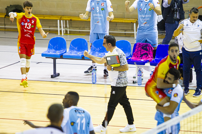 Alberto Toribio y los suyos cerebran un set en un partido de esta temporada. MARIO TEJEDOR