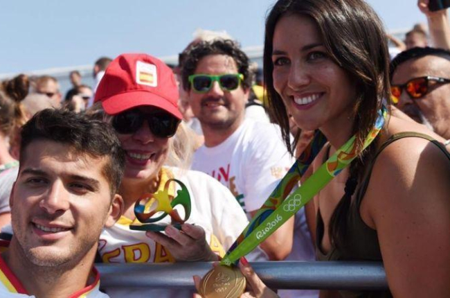 Cristian Toro celebra la medalla de oro con su madre, Elisa, y su novia, Irene Junquera.-EFE / FACUNDO ARRIZABALAGA