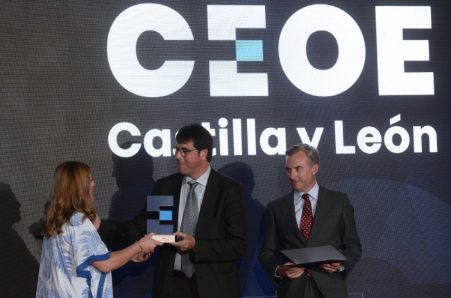 Argiles recoge el premio por la labor de Nufri. HDS