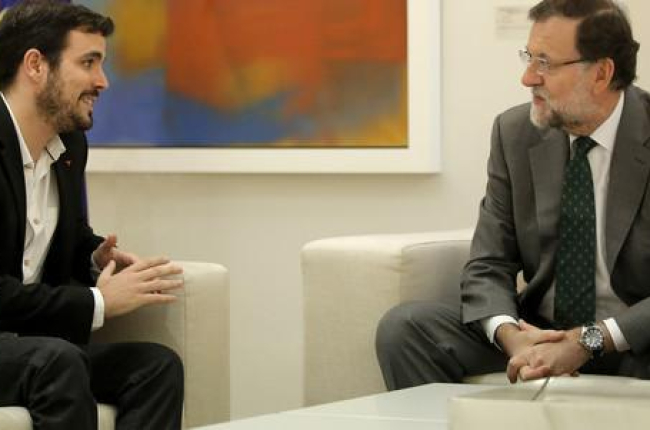 Mariano Rajoy y Alberto Garzón, este lunes, durante la reunión que han mantenido en la Moncloa.-JOSÉ LUIS ROCA