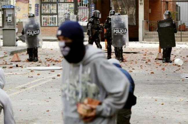 Enfrentamiento entre jóvenes y la policía de Colombia.-EFE