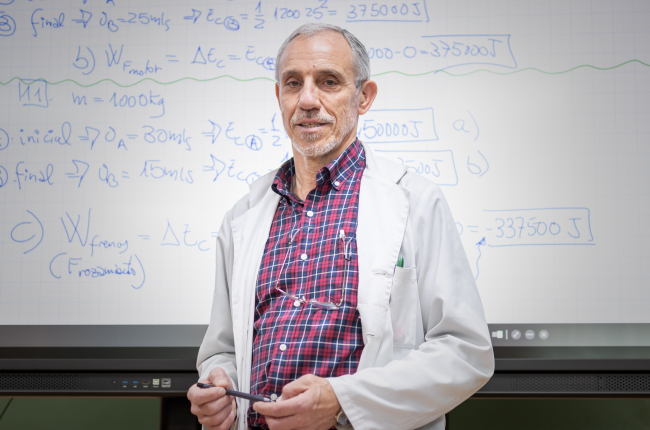 Manolo Olave, profesor de Física y Química del colegio Escolapios. GONZALO MONTESEGURO