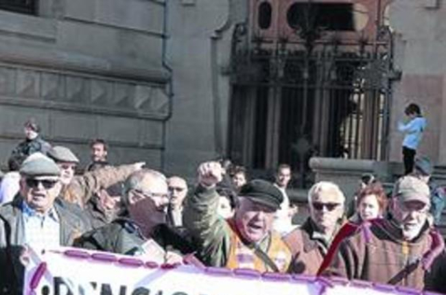 Protesta de jubilados exigiendo el cobro de unas pensiones dignas.-ACN / BEGOÑA FUENTES
