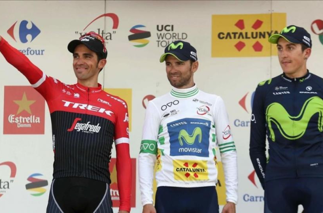 Alejandro Valverde (en el centro y con el jersey de líder de la Volta 2017), junto al ya retirado Alberto Contador y Marc Soler, a la derecha-EFE / TONI ALBIR