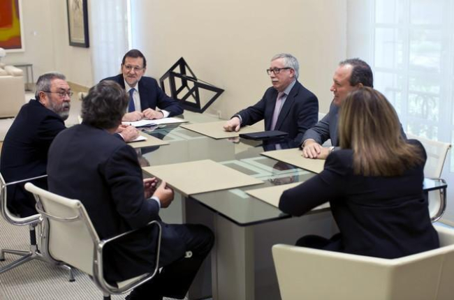 Mariano Rajoy y la ministra de Empleo, Fátima Báñez, con los dirigentes sindicales y empresariales en la reunión del diálogo social del 18 de marzo del 2014.-EFE / DIEGO CRESPO