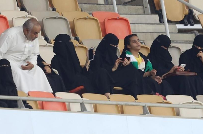 Seguidoras del Al-Alhi presencian el histórico partido celebrado en el estadio Rey Abdulá, en Yeda, el 12 de enero. --AFP
