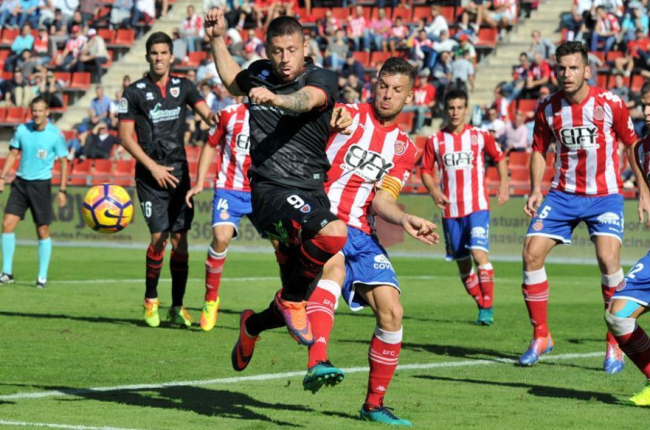 Acuña intenta golpear un balón a una acción ofensiva del Numancia.-ÁREA 11