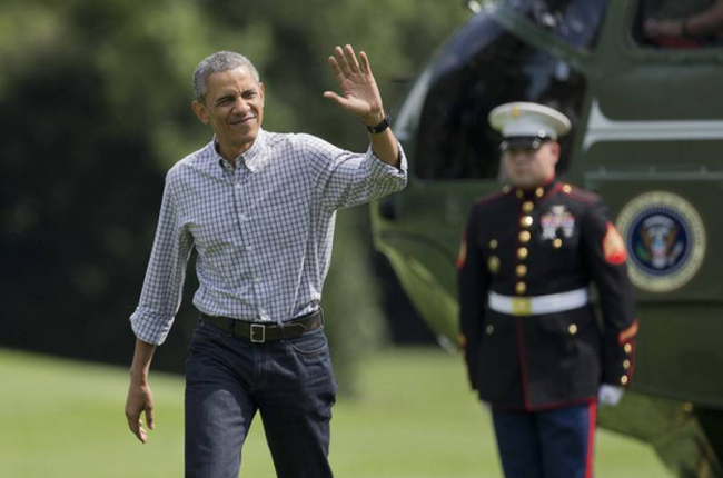 Obama saluda a los fotógrafos a su llegad a la Casa Blanca procedente de Camp David, este domingo.-Foto: AP / MANUEL BALCE CENETA