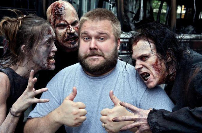 Robert Kirkman, rodeado de algunas de las criaturas protagonistas de The walking dead.-AMC