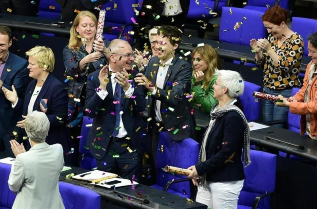 Diputados del Partido Verde celebran con confeti el resultado de la votación que legaliza el matrimonio homosexual, este viernes en Berlín.-TOBIAS SCHWARZ