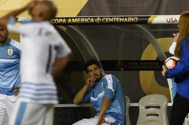 Luis Suárez, enfadado en el banquillo, durante el Uruguay-Venezuela.-DON EMMERT