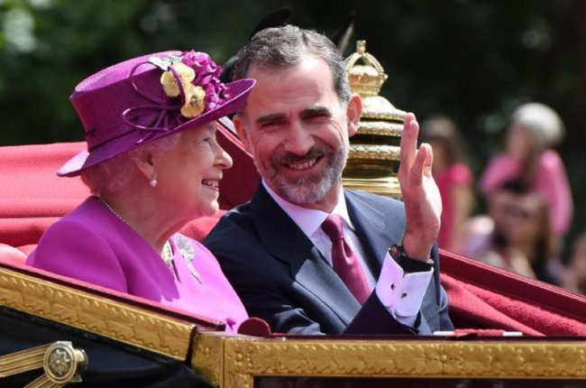 El Rey Felipe VI y la Reina Isabel II en un carruaje durante la ceremonia de bienvenida por el centro de Londres-AFP / CHRIS J RATCLIFFE